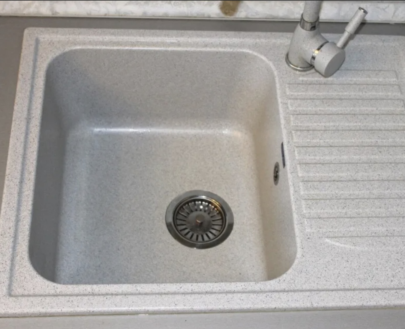 Монтаж мойки из искусственного камня Установка мойки из искусственного камня